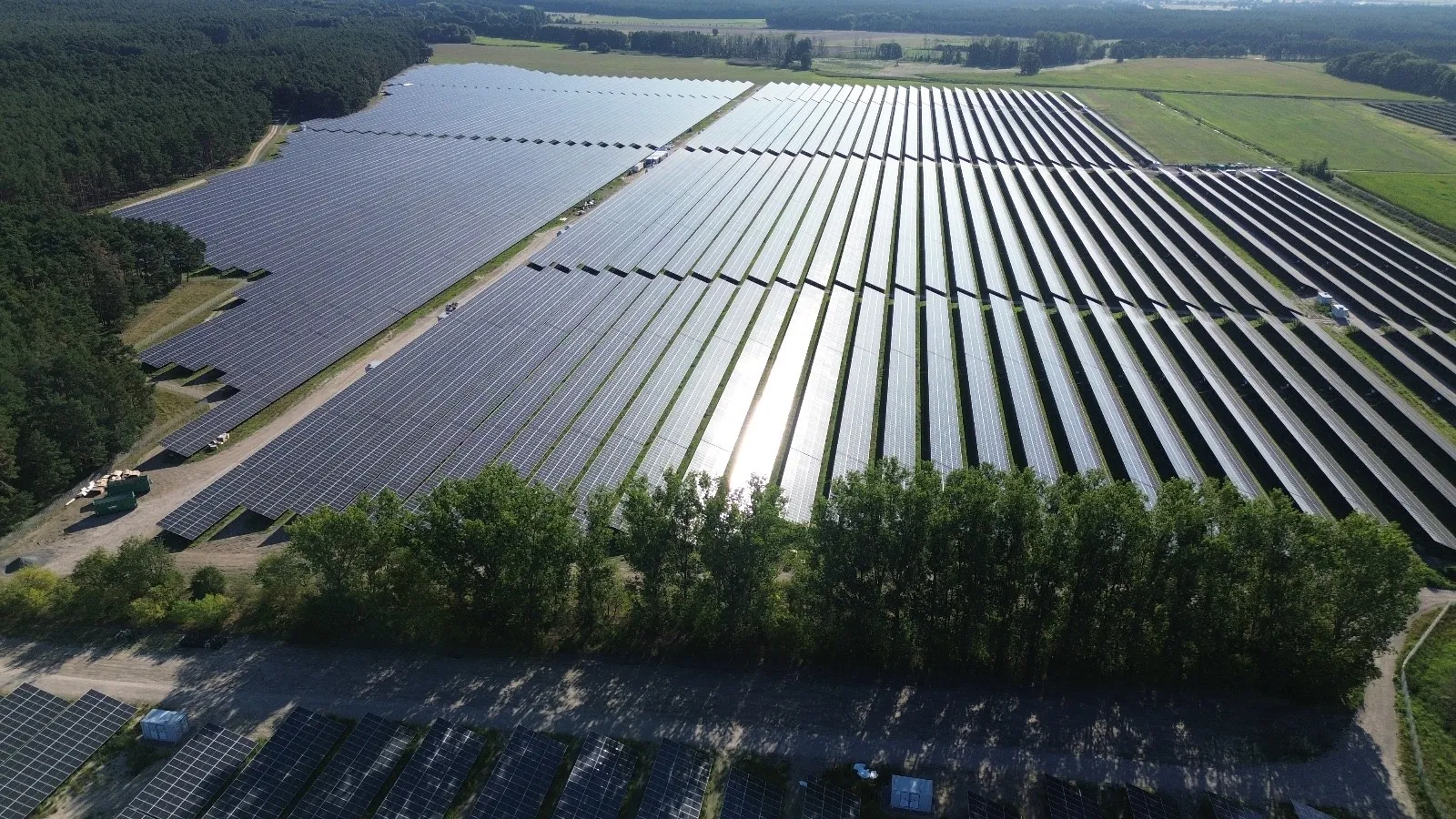 Energiequellen — Solarpark, Windanlage, Batteriespeicher